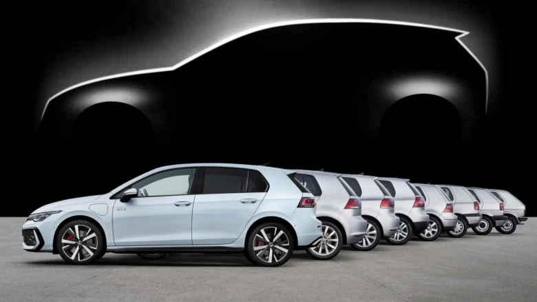 Řada světle modrých vozů VW Golf na tmavém pozadí.