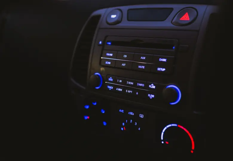 Interiér VW s autorádiem - tlačítka pro ovládání zvuku a klimatizace.