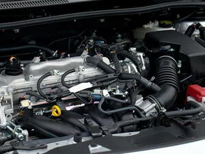 Motorový prostor automobilu s viditelnými komponenty.