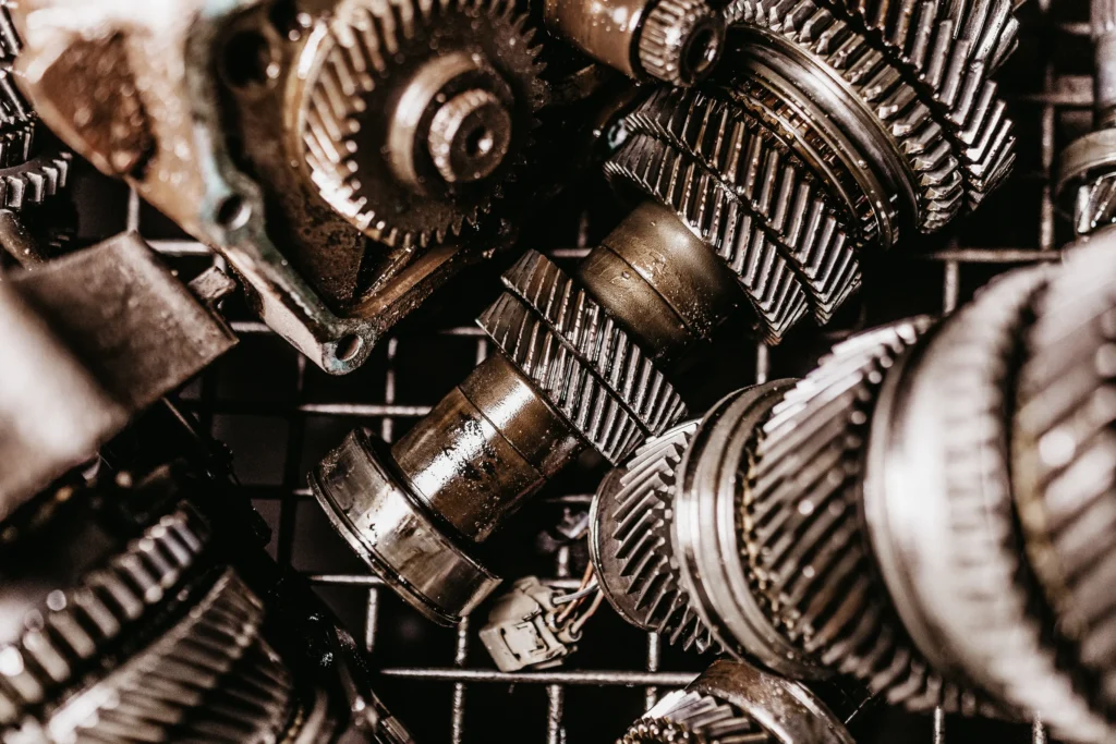 Vnitřní zuby převodovky automatické převodovky s olejem a opotřebením.
