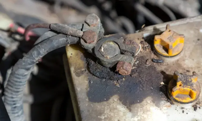 Zrezivělé kontakty autobaterie s oxidací na svorkách.