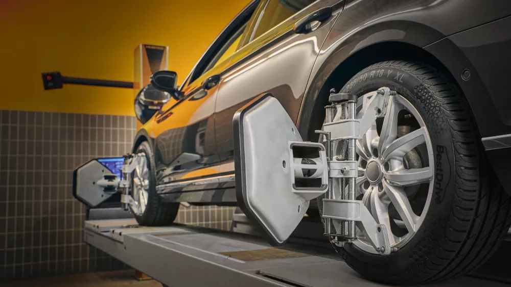 Automobil na zvedáku s přístrojem pro nastavení geometrie kol.