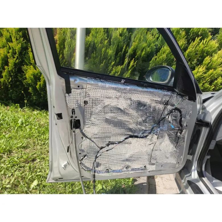 Uvnitř dveře je nainstalována zvuková izolace s odhaleným elektrickým vedením.
