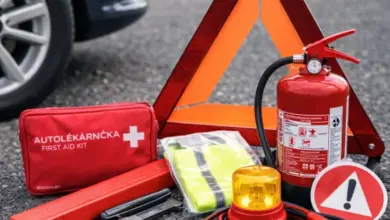 Czech auto záchranný balíček s trojúhelníkem, první pomoci a kabely.