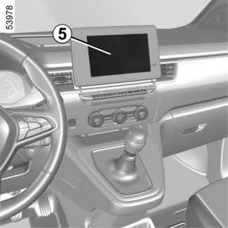 Interiér vozu MG ZS ukazující středový panel s displejem.