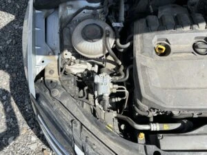 Otevřená motorka automobilu s viditelným krytem motoru.