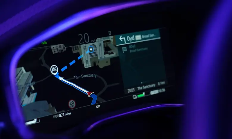 Digitální displej hybridního auta ukazující navigaci v EV režimu.