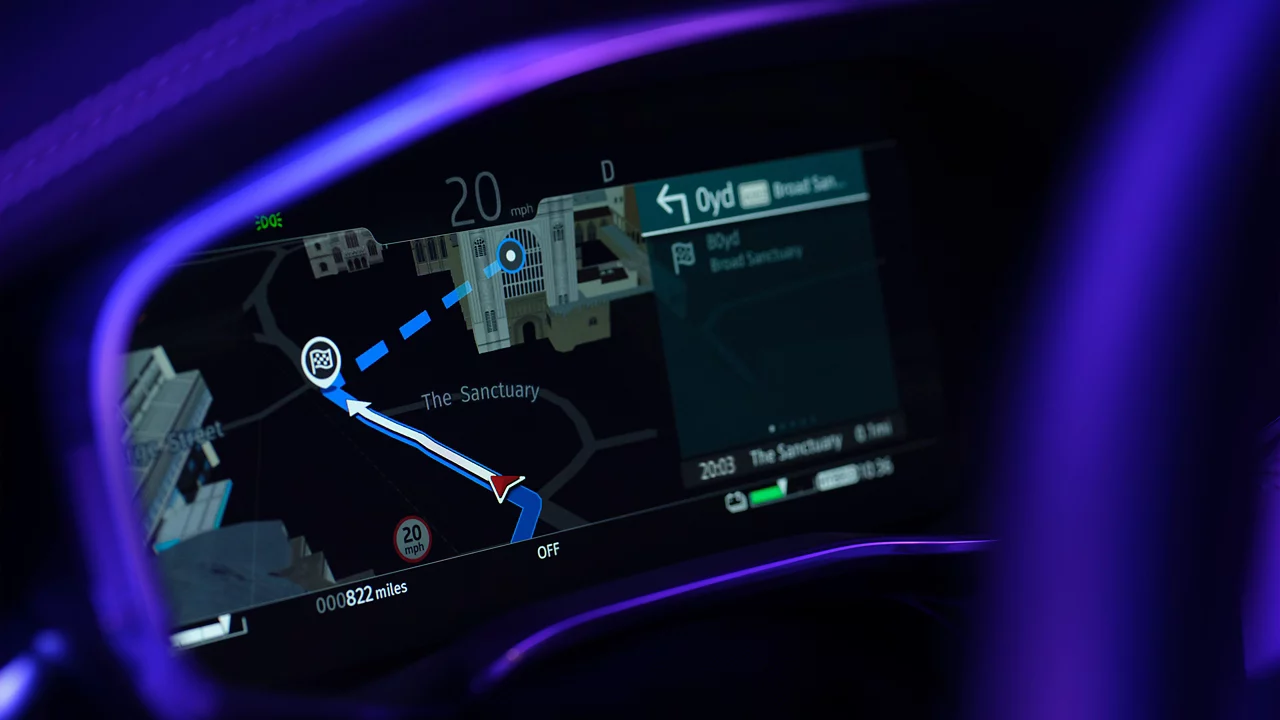 Digitální displej hybridního auta ukazující navigaci v EV režimu.