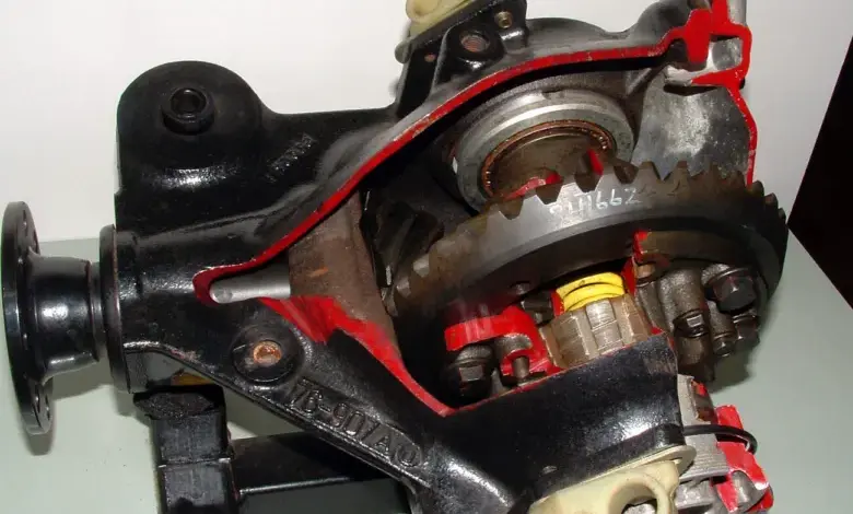 Průřezový pohled na diferenciál automobilu s viditelnými součástkami.