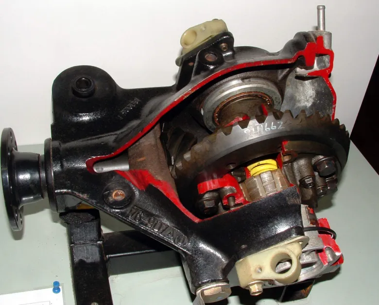 Průřezový pohled na diferenciál automobilu s viditelnými součástkami.