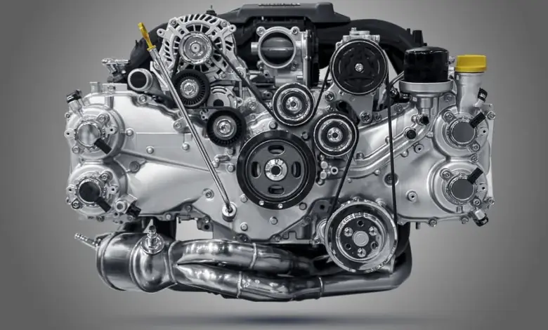 Detailní fotografie automobilového motoru s ventilátorem chlazení běžícím neustále.