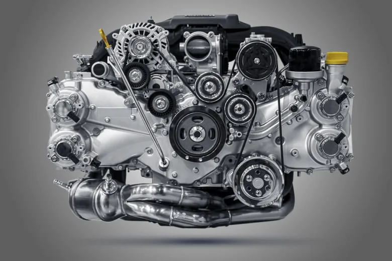 Detailní fotografie automobilového motoru s ventilátorem chlazení běžícím neustále.