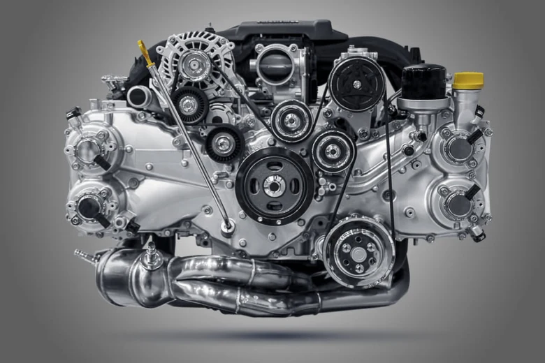 Detailní fotografie automobilového motoru s řemeny, ventilátorem a chladicími systémy.