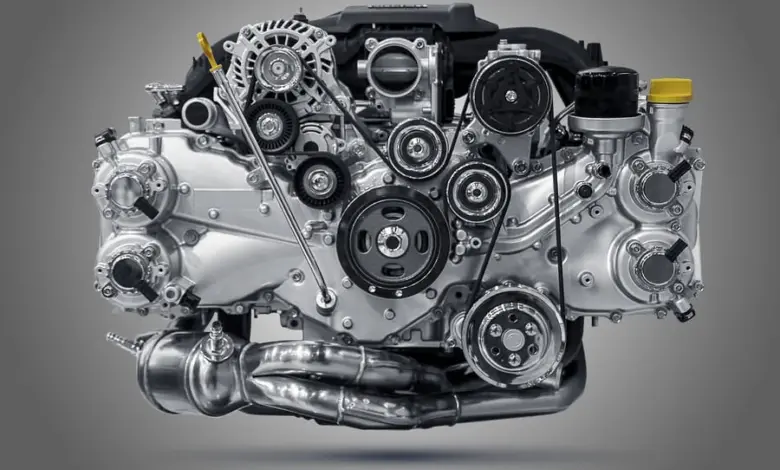 Motor s řemeny pro pohon ventilátoru chlazení.