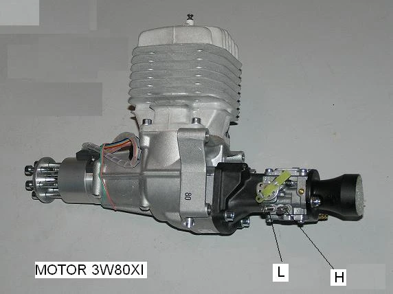 Motorová jednotka s viditelným karburátorem pro moderní motocykl.