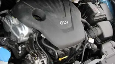 Motor s označením GDi pod kapotou automobilu.
