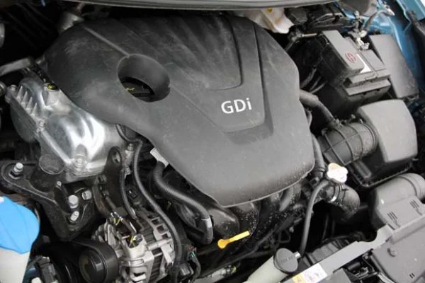 Motor s označením GDi pod kapotou automobilu.