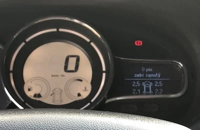 Digitální ukazatel tlaku v pneumatikách na přístrojové desce auta.
