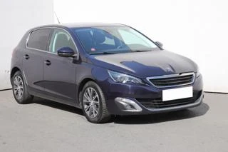 Modrý automobil Peugeot 308 zepředu v tříčtvrtinovém záběru.