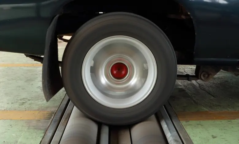 Automobil na dynamometru pro měření výkonu motoru.