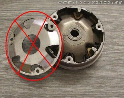 Otevřený elektromotor elektrického skútru s viditelnými cívkami.