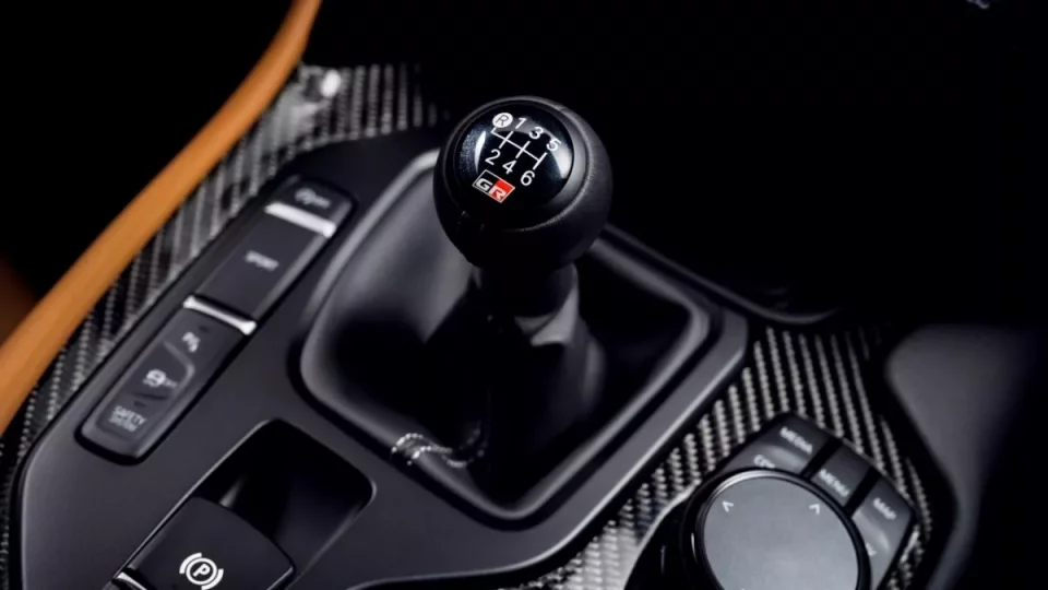 Detail manuální převodovky v interiéru automobilu.