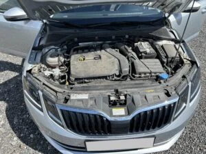Otevřená motorka automobilu s viditelným řadovým válcem.