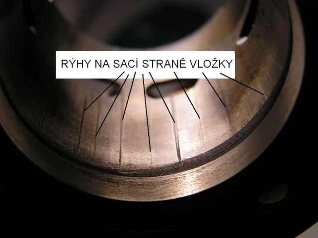 Rýhy na sací straně vložky karburátoru.