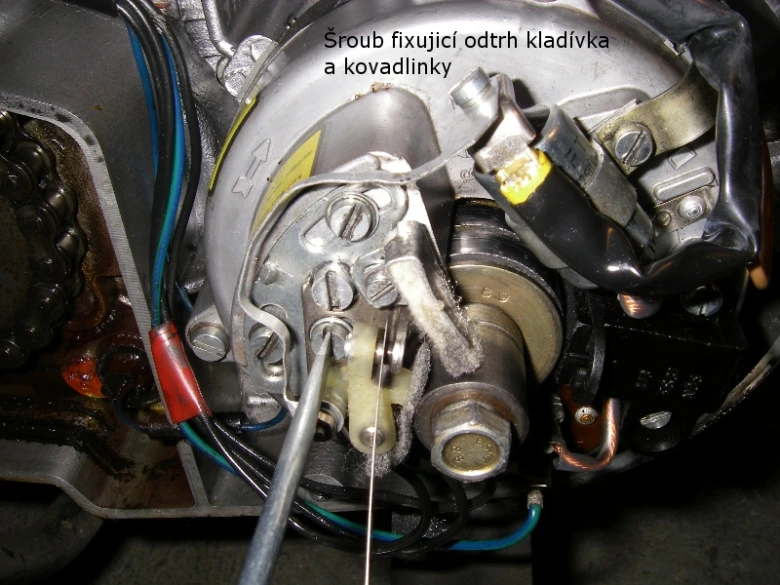Detail rozvaděče motoru pro nastavení časování zapalování ručně