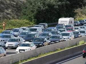 Zapchaná dálnice s mnoha auty v provozu.