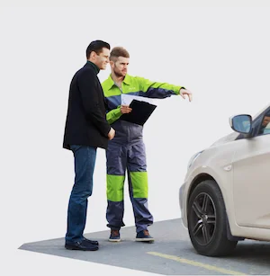 Dva muži u bílého vozu Mini Cooper s dokumentací.