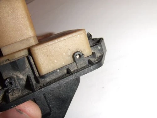 Přiblížený pohled na poškozený světlomet zpátečky automobilu.