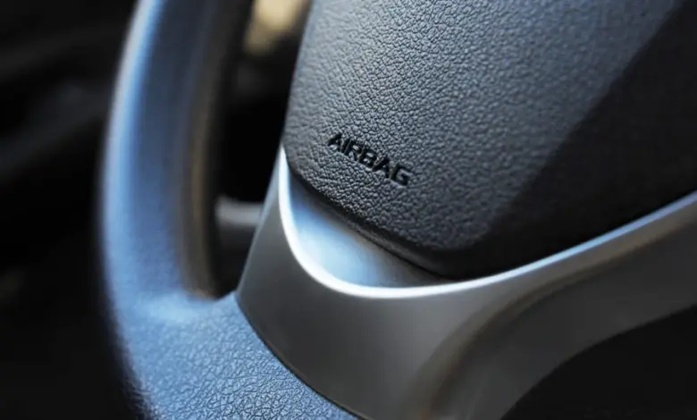 Blízký záběr na volant s označením AIRBAG v Toyota RAV4.