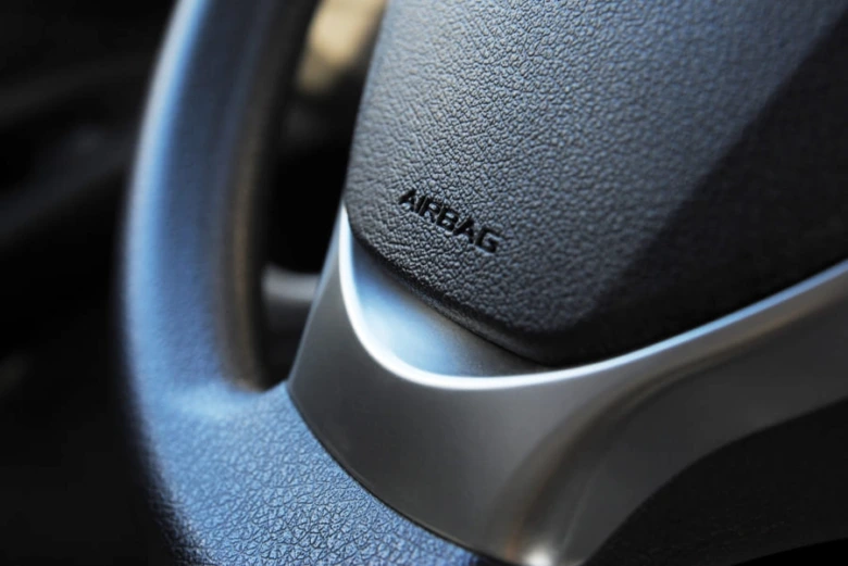 Blízký záběr na volant s označením AIRBAG v Toyota RAV4.