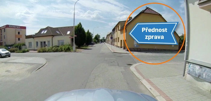 Czech traffic sign s předností pro dopravu zprava na křižovatce.