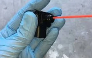 Ruční diagnostický nástroj pro testování senzoru tlaku vzduchu v autě.