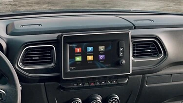 Interiér automobilu s aktivní GPS navigací na dotykovém displeji.