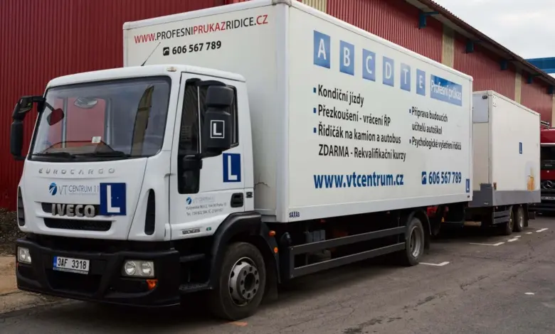 Bílý nákladní vůz autoškoly s logem VT Centrum.
