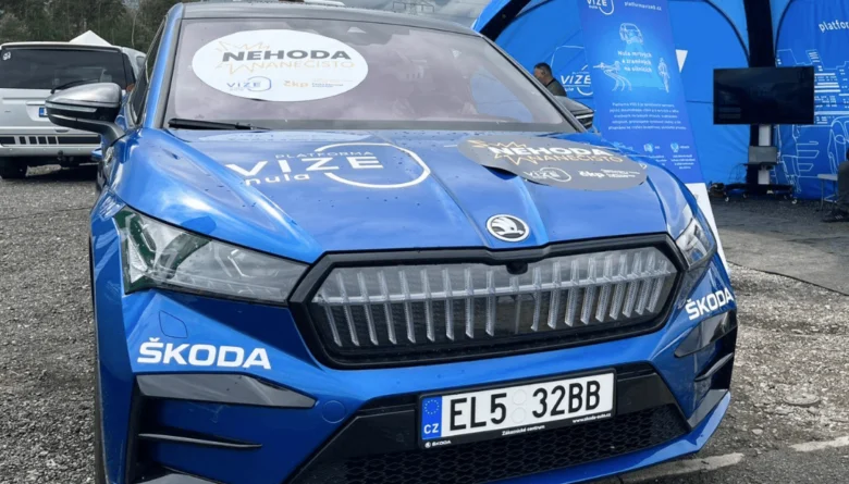 Modrý automobil Škoda s nálepkami o bezpečnosti a prevenci nehod.