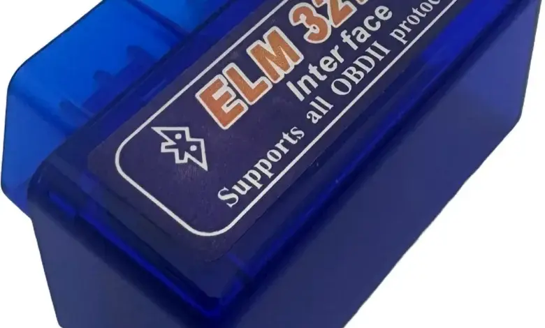 Modrý diagnostický nástroj ELM327 pro připojení k automobilu.