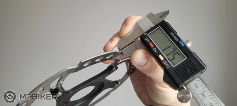 Měření minimální tloušťky brzdového kotouče digitálním kalibrem.