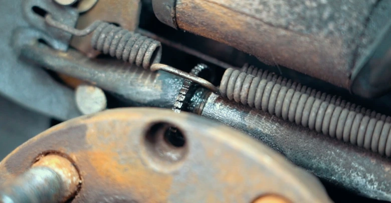 Detailní pohled na mechanismus ruční brzdy s pružinami.