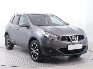 Šedý SUV automobil značky Nissan modelu Qashqai.