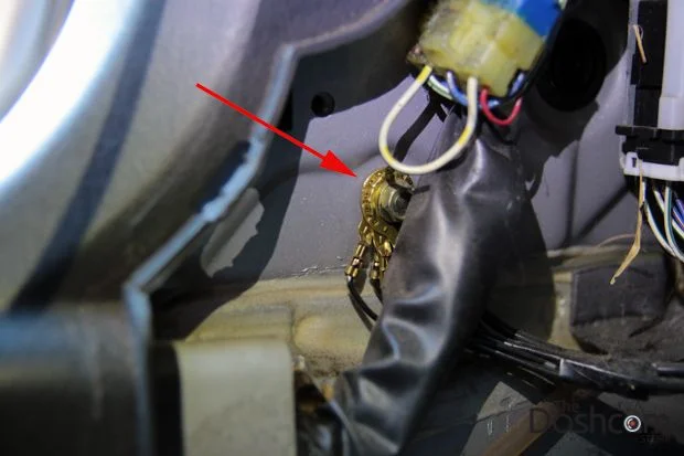 Detailní pohled na elektrické spoje při instalaci zadní kamery do auta.