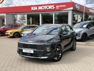 Černý SUV automobil Kia Sportage před prodejnou značky Kia.