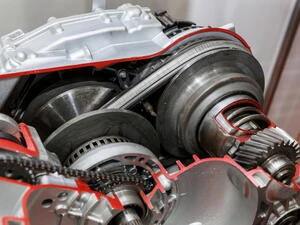 Průřezový pohled na vnitřní mechanismy převodovky s ozubenými koly.