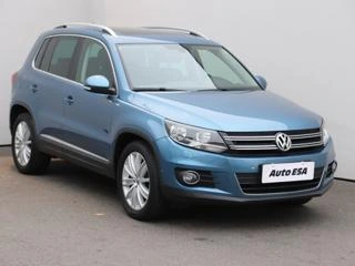 Modrý SUV automobil značky Volkswagen Tiguan.