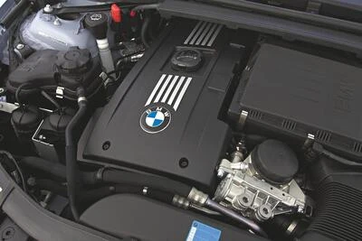 Motor BMW pod kapotou s viditelnými komponentami chlazení.