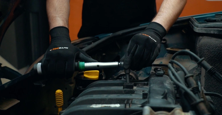 Mechanik utahuje svíčku zapalovací pomocí klíčového momentu v motorovém prostoru.