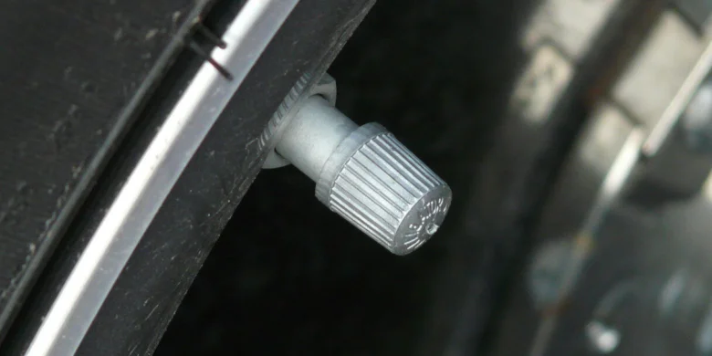 Stříbrný víčko na ventilu pneumatiky u Toyoty.